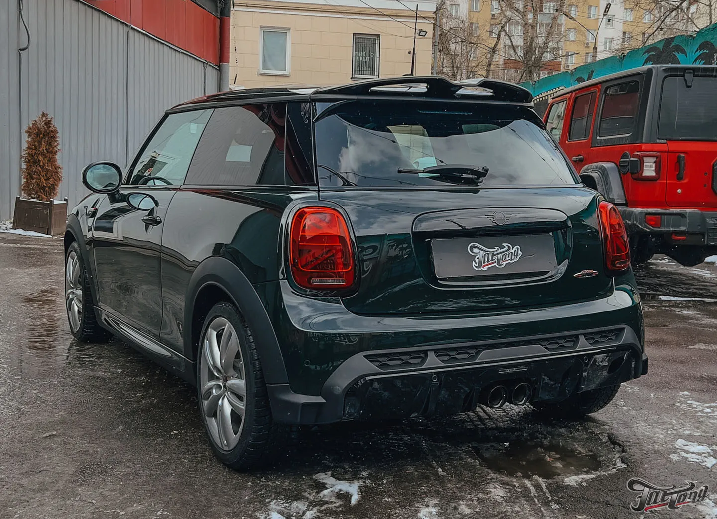 Оклеили Mini Cooper в глянцевый полиуретан + антихром, окрас элементов интерьера и насадок выхлопа